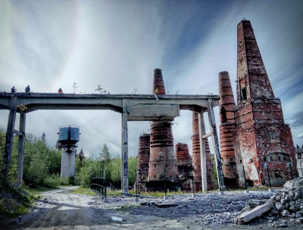 Печные трубы заброшенного завода. Фото: Антон Юшко