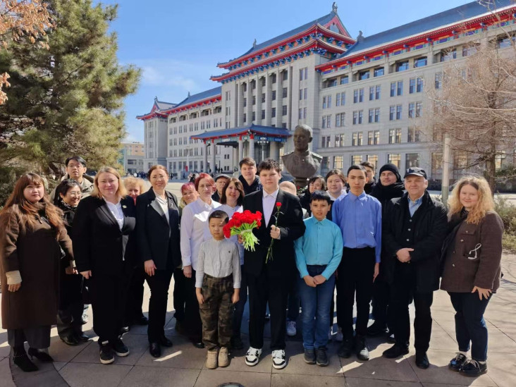 У памятника Вадиму Орехову. Фото предоставлено Алиной Стеблянской