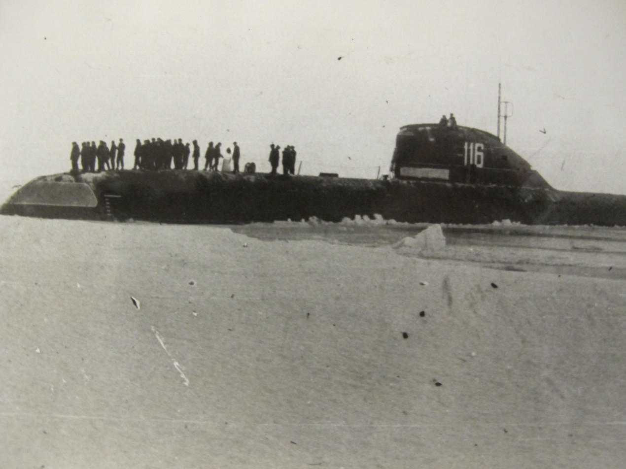 Атомная подводная лодка в разводье в районе станции 