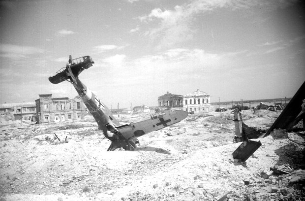 A downed enemy fighter jet in the center of Stalingrad. The Volga River is visible in the background. Summer of 1943. Photo: https://waralbum.ru