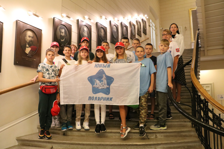Юные полярники из Москвы на экскурсии в Штаб-квартире РГО в Санкт-Петербурге. Фото: Пресс-служба РГО