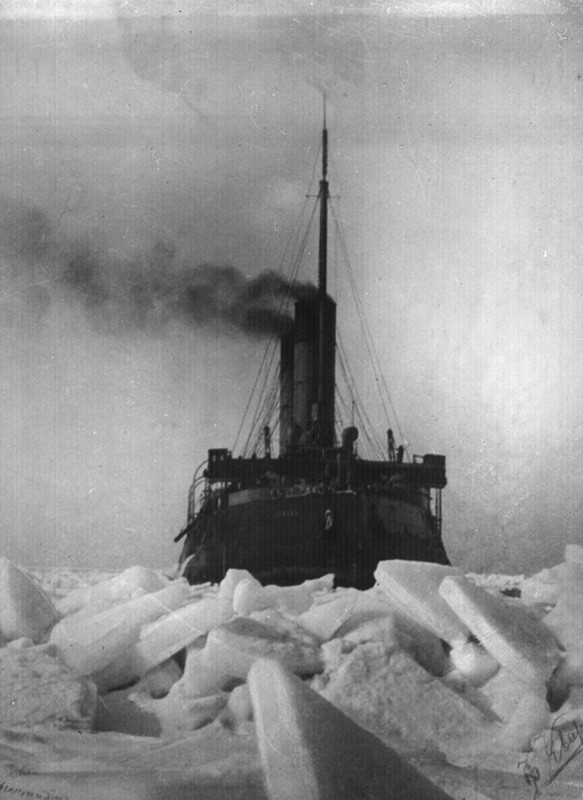 "Ермак" во льдах. Фото: https://goskatalog.ru