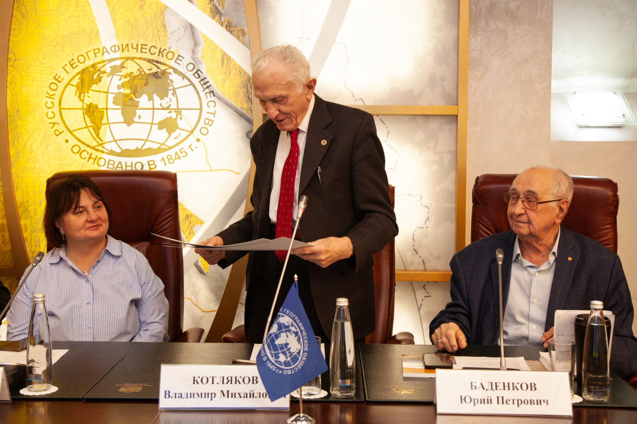 Участников наградил Почетный Президент РГО Владимир Котляков. Фото: пресс-служба РГО / Анна Юргенсон