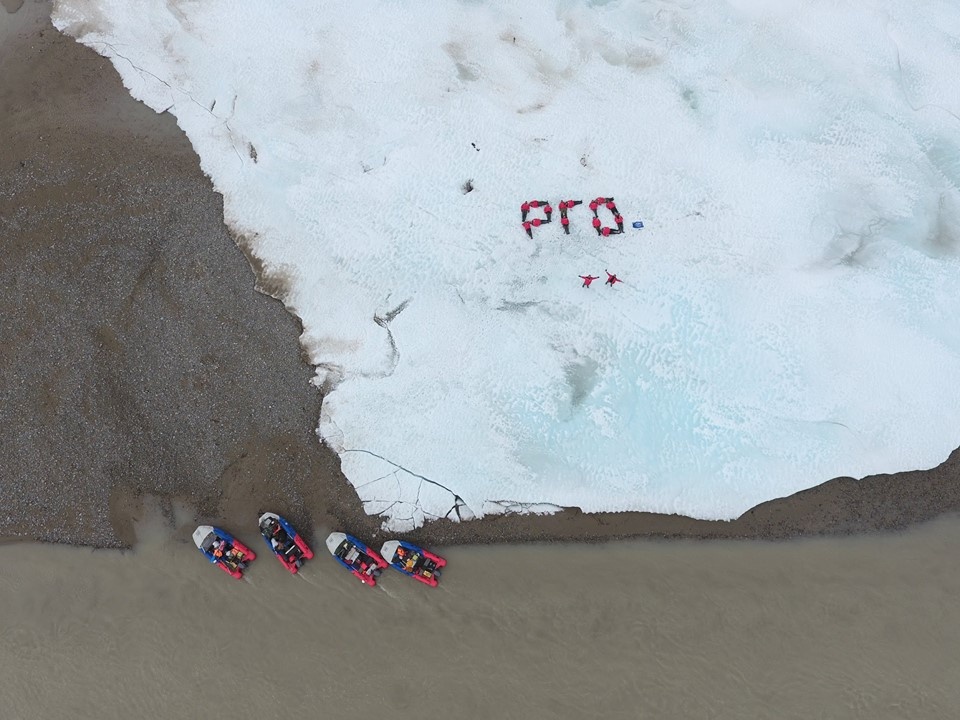 Участники экспедиции выложили своими телами на леднике надпись 