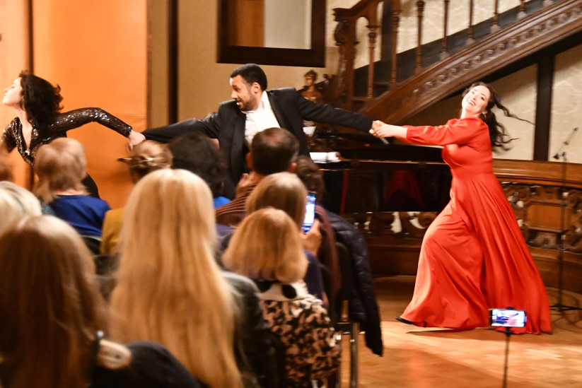 Opera singer of the Mariinsky Theatre Dmitry Lebamba (center) at the “Tchaikovsky and Beyond” concert in Vienna. Photo: Russian House in Vienna