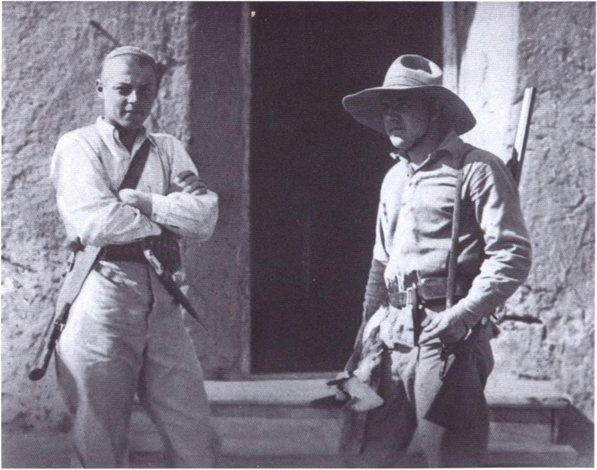 Иван Ефремов (слева) во время своей первой экспедиции. Фото из книги