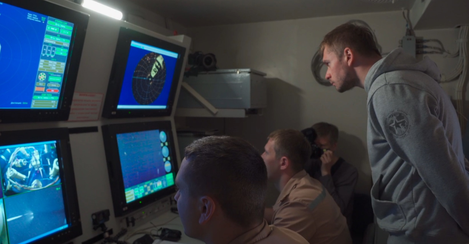 Сергей Фокин с коллегами наблюдают за работой подводного робота. Материалы Центра подводных исследований РГО