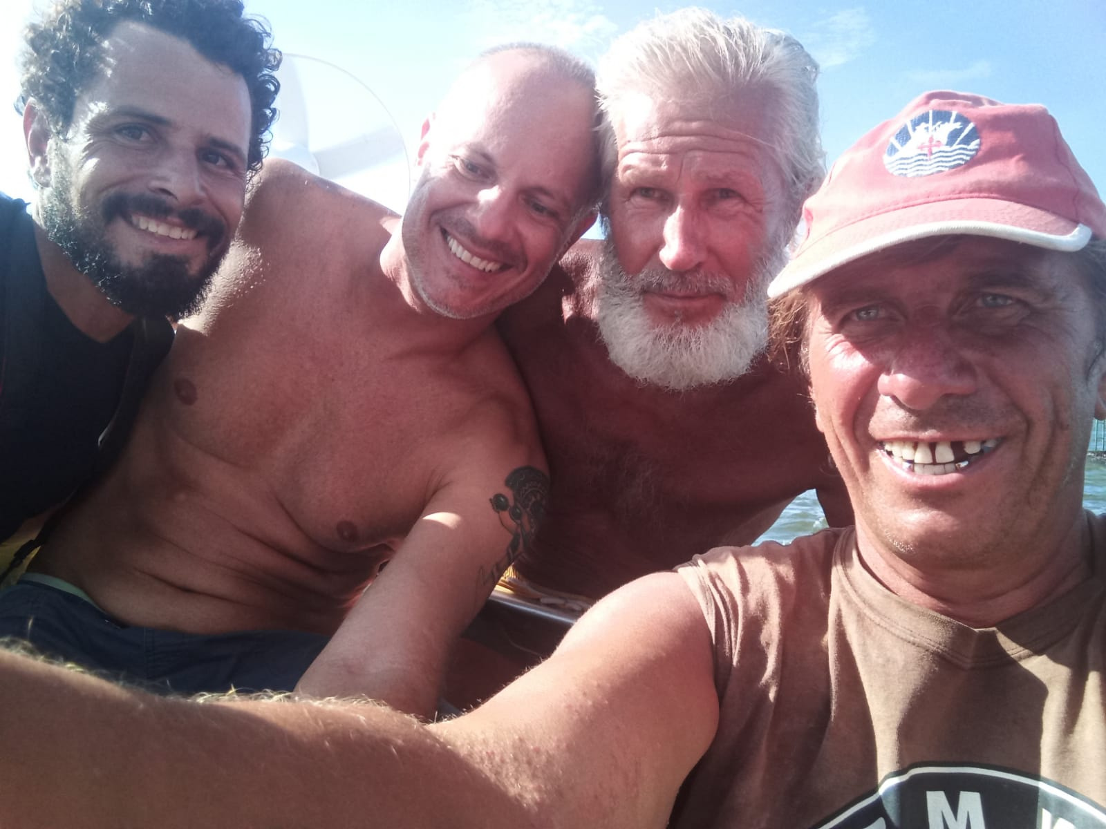 В огонь и в воду, и всё очень весело - интернациональный экипаж тримарана. Фото участников экспедиции.