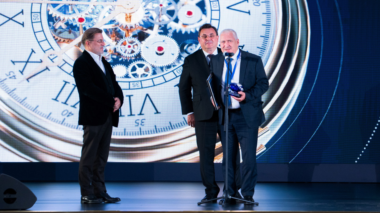 Награждение Геннадия Киселева за природоохранительный проект «Снежный барс — живой символ Западного Саяна». Фото: пресс-служба РГО