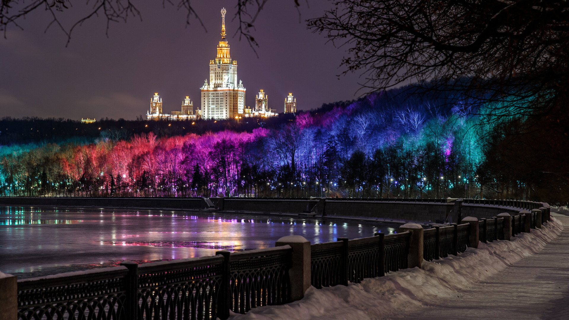 Главное здание МГУ в Москве. Фото: Павел Водопьянов, участник конкурса РГО 
