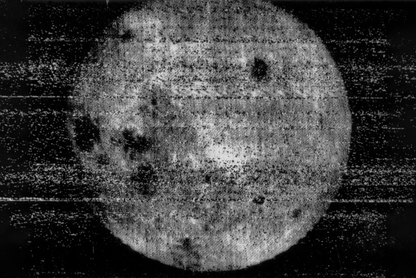 Первый в истории снимок обратной стороны Луны. Фото: wikipedia.org