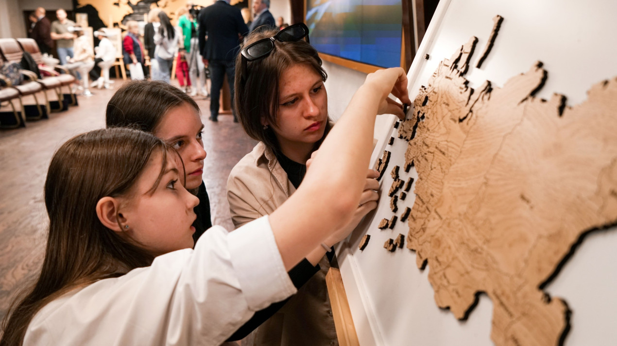 Youth is our future! The photograph shows the fascinating process of assembling a magnetic puzzle map of Russia. Photo: RGS press service
