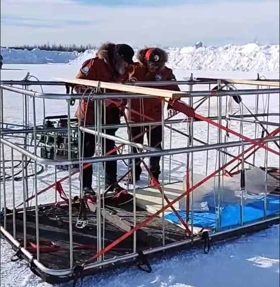 Экипаж готовит корзину воздушного шара. Фото: t.me›konyukhovfedor
