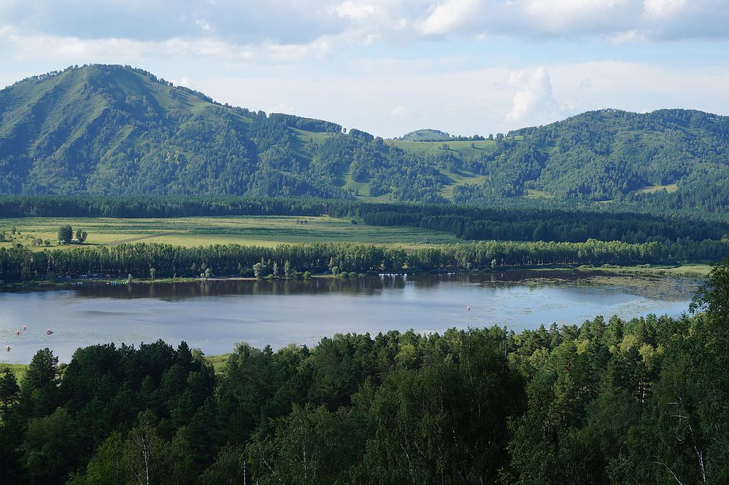 Озеро Манжерок. Фото: Ksenyabagrintseva, wikipedia.org