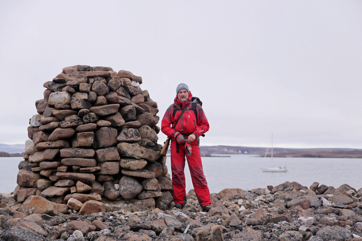 Лев Сафонов рядом с каменным сигналом Дуги меридиана Свальбард. Фото: Александр Бреев