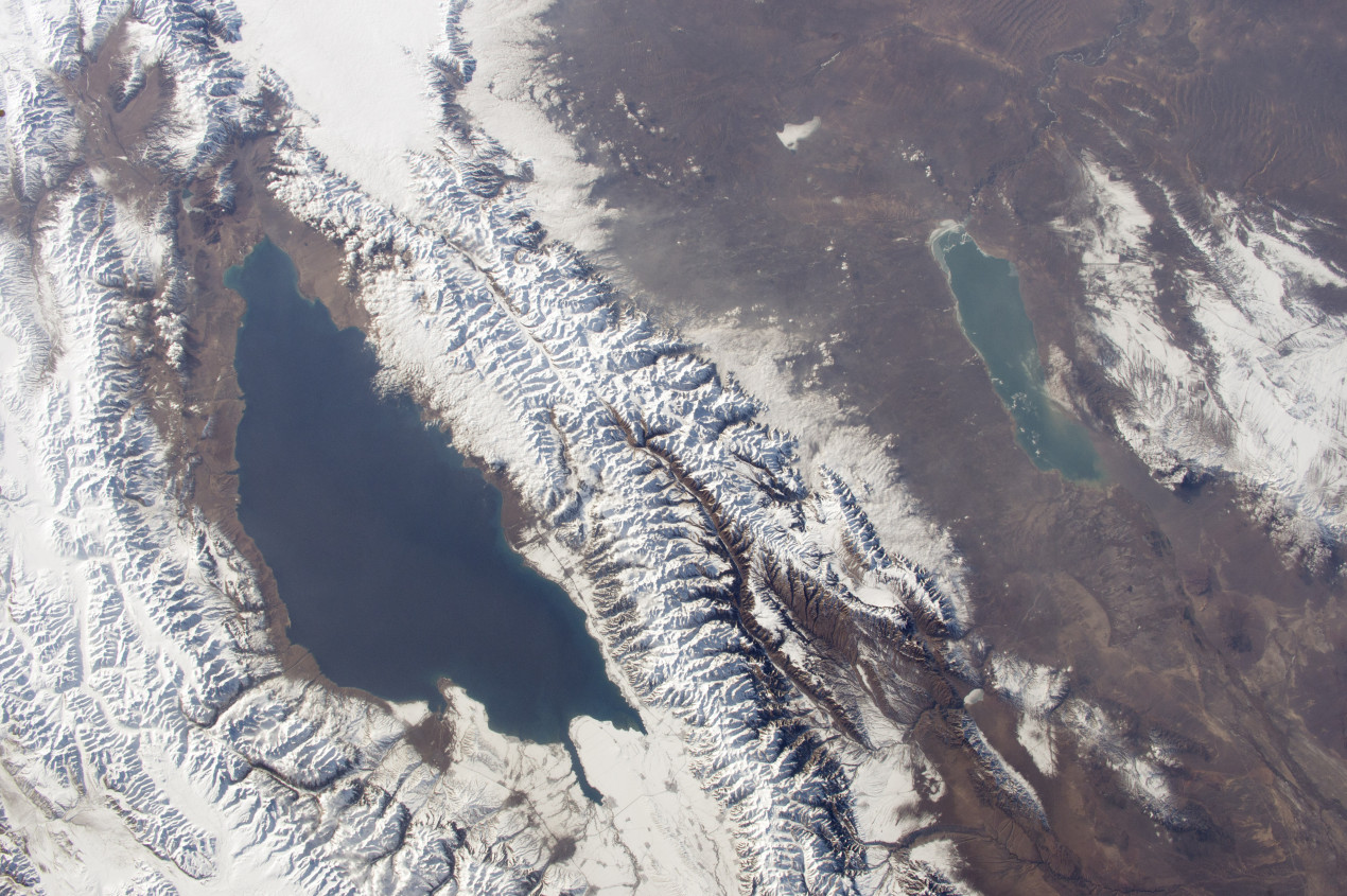 Озеро Иссык-Куль, вид из космоса. Фото: wikipedia.org_earthobservatory.nasa.gov_NASA