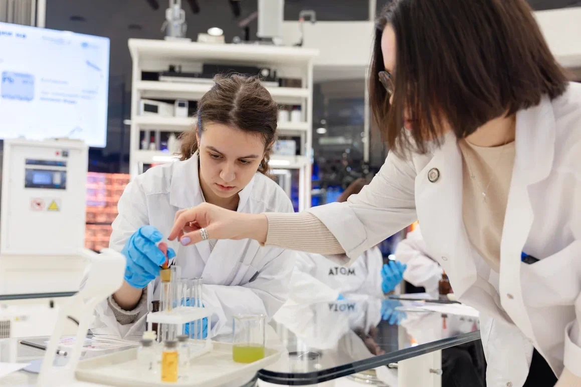 Занятие в научно-исследовательской лаборатории музея. Фото: музей «Атом»