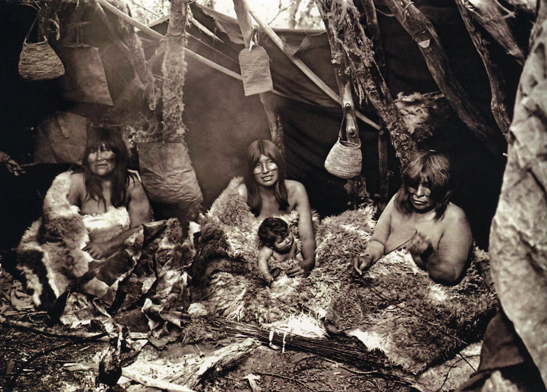 Индейцы селькнамы – аборигены Огненной земли, которую Ионин подробно описывает