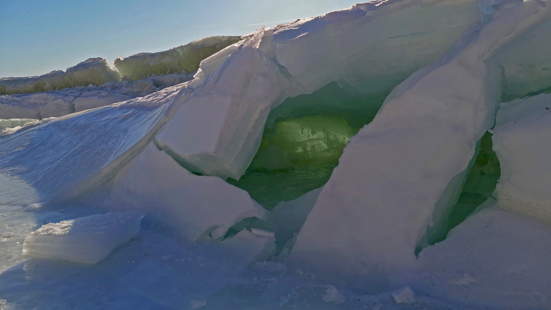 Ледяные складки, напоминающие берлогу белого медведя. Фото: Александр Дёмин, участник конкурса РГО «Самая красивая страна»