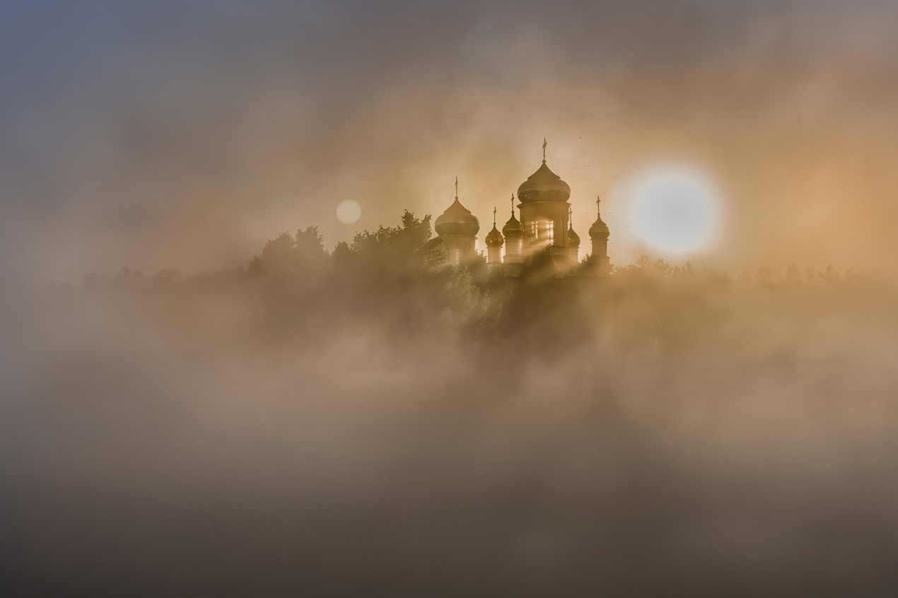 Dawn over the domes, meeting of the sun and the moonPhoto: Nadezhda Zakharova, participant of the RGS’s contest 