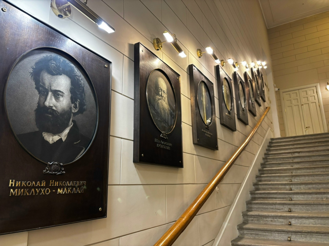 Парадная лестница Штаб-квартиры РГО. Фото: Вера Ковалевская

