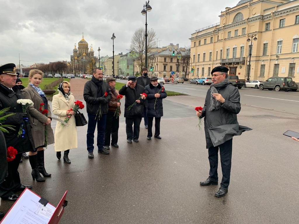 Церемония возложения цветов к памятнику И.Ф. Крузенштерну. Фото предоставлено организаторами мероприятия