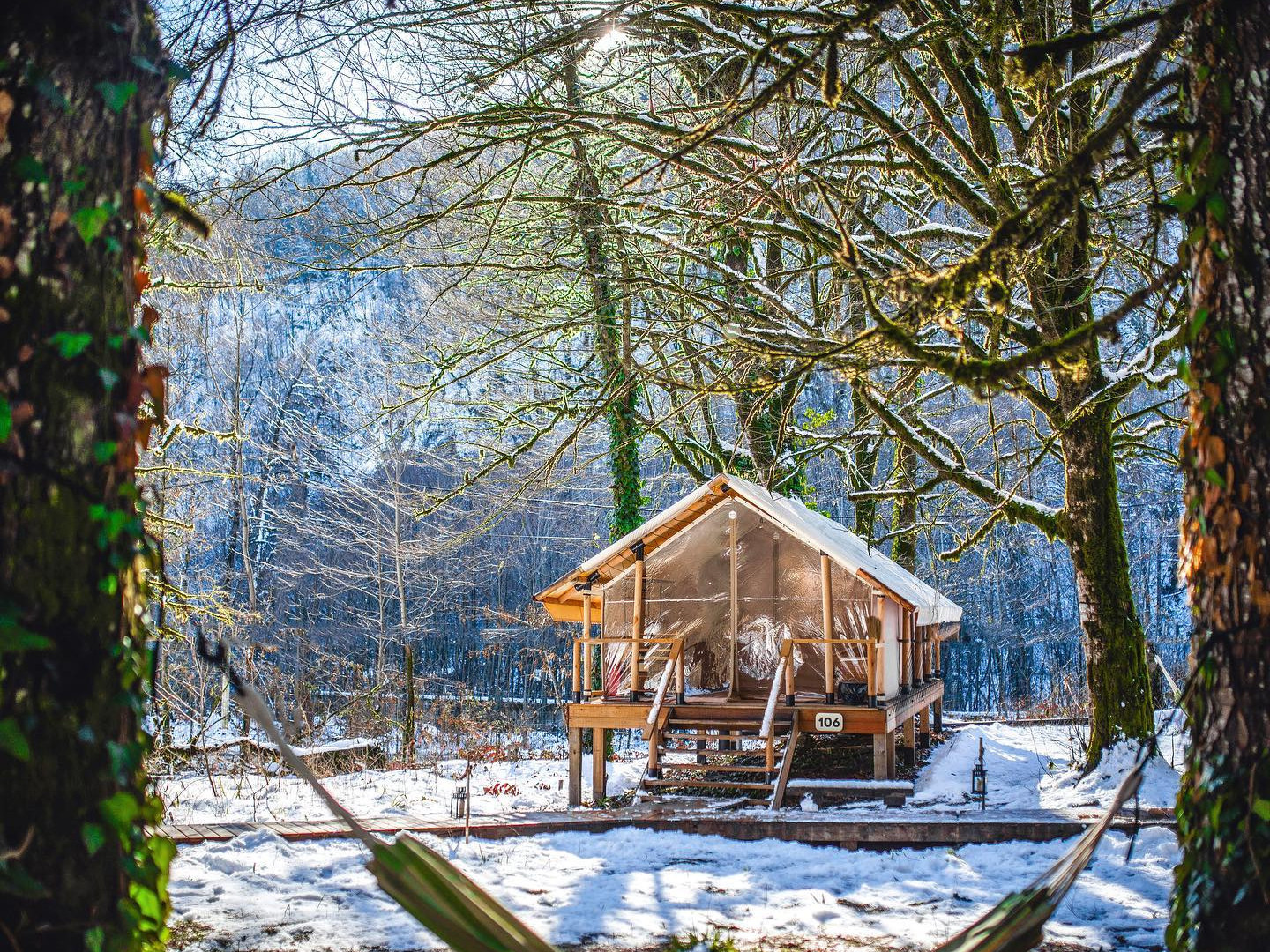 Кто сказал, что загорать в гамаках можно только летом? Фото: facebook.com/lesglamping