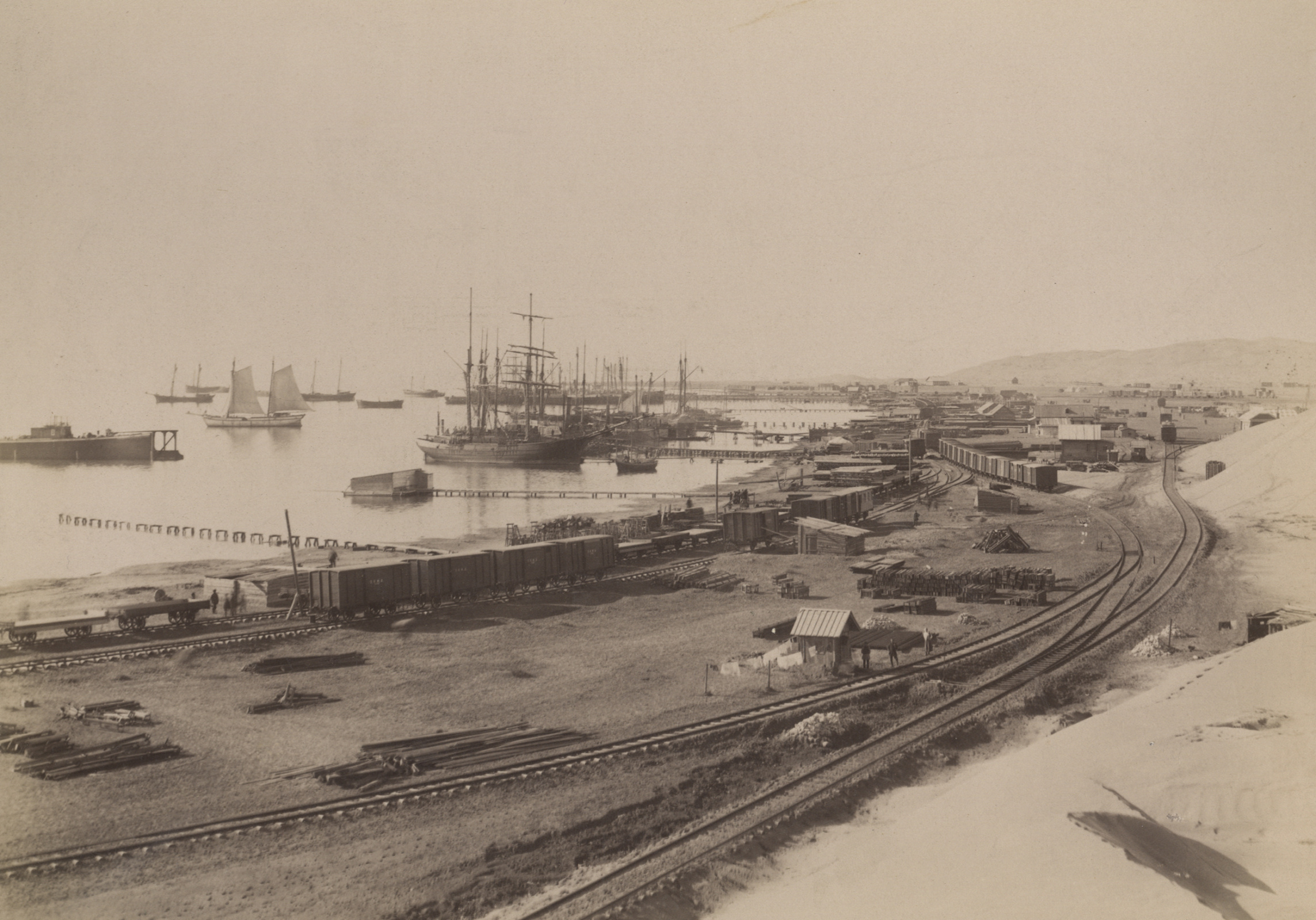 Материалы для строительства Закаспийской железной дороги доставляли морем. Порт 
