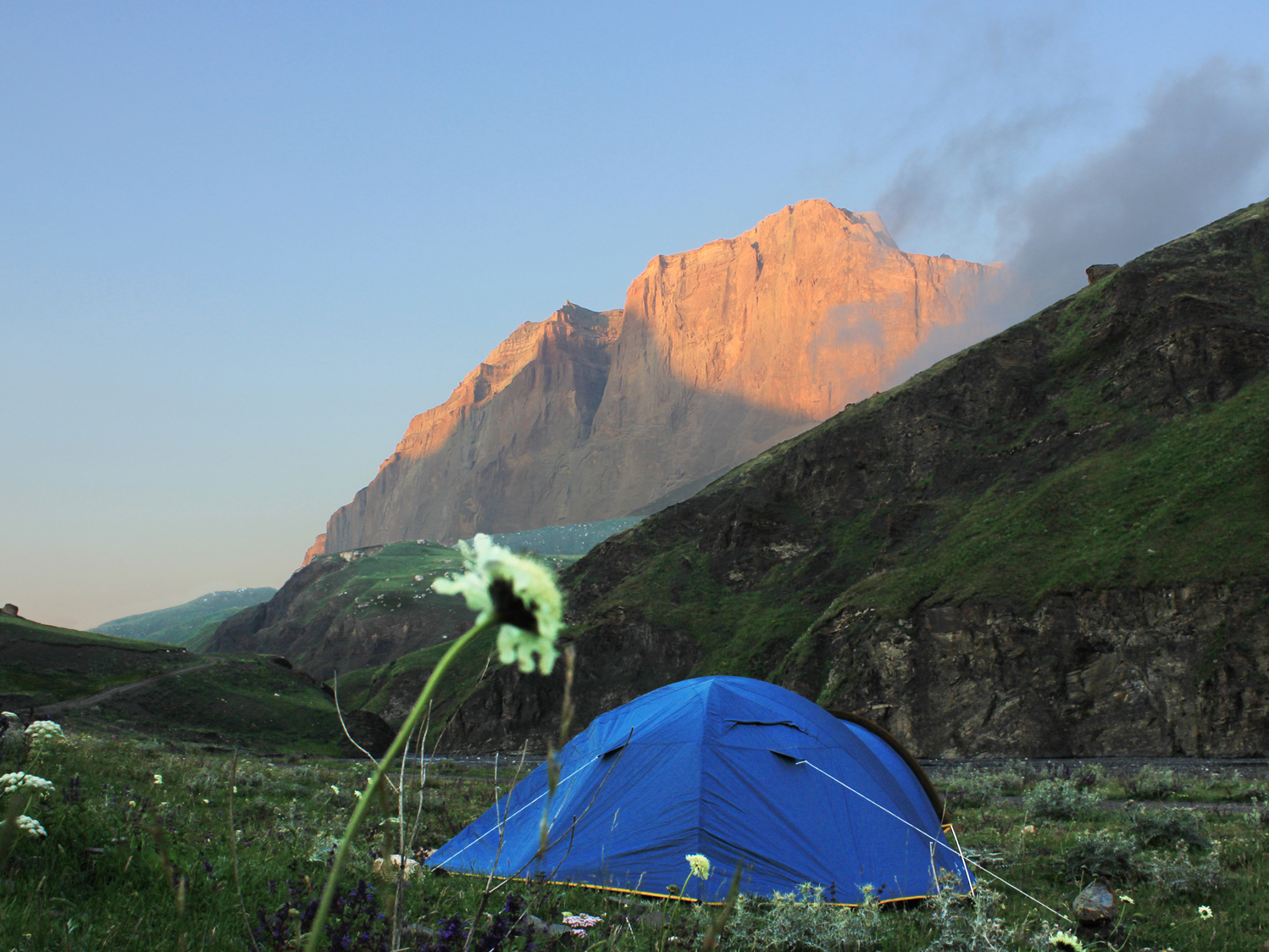 Первый привал у горы Ярыдаг. Лучшей горы для скалолазов не придумаешь! Фото предоставлено Дагестанским отделением РГО.