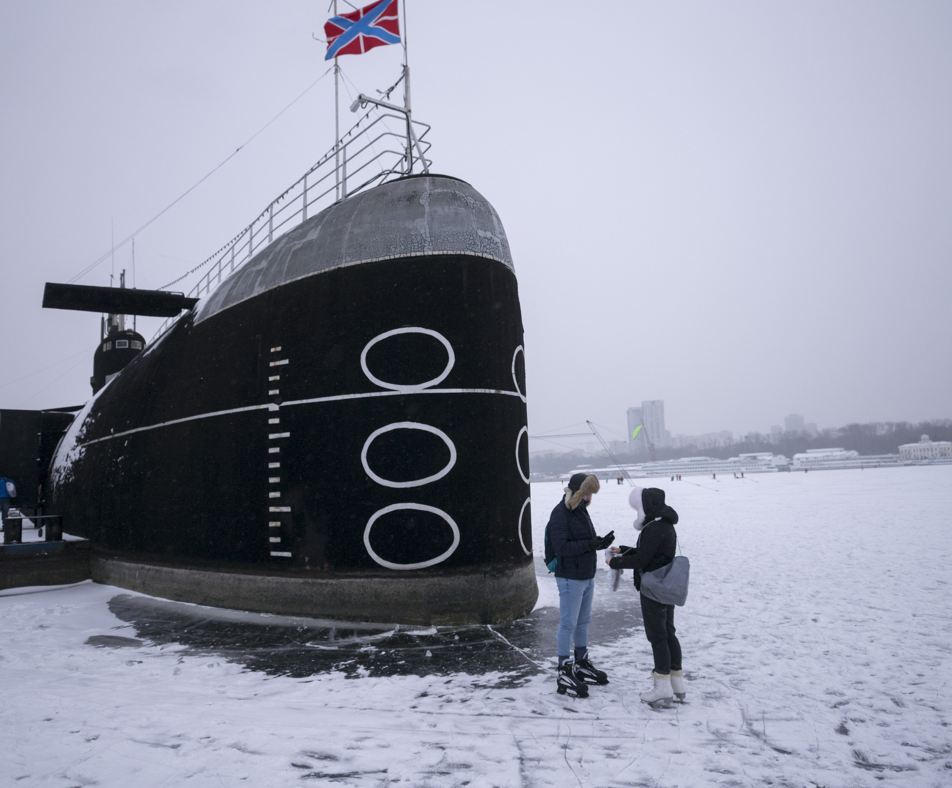 Теплая встреча под лодкой. Фото: Сергей Михеев, участник конкурса 