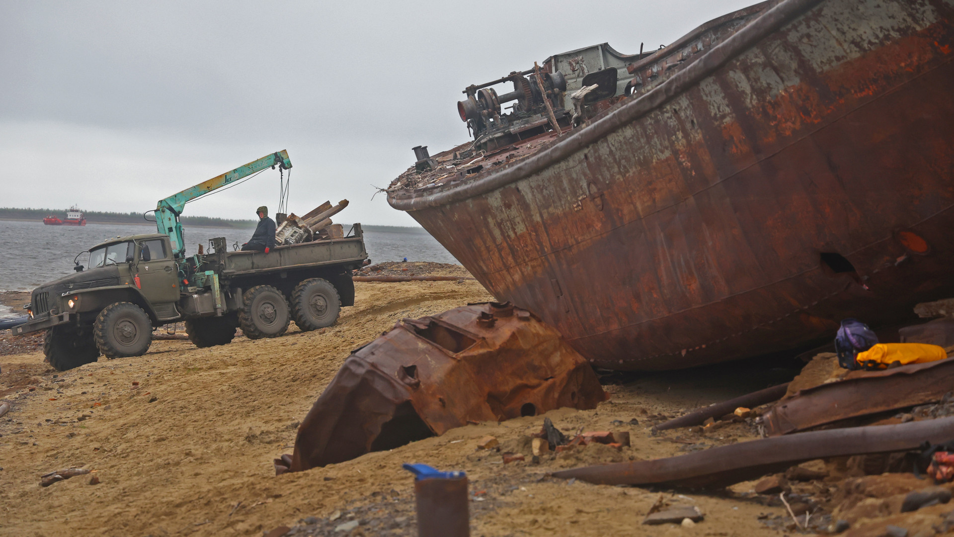 Брошенная баржа на берегу. Фото: пресс-служба РГО