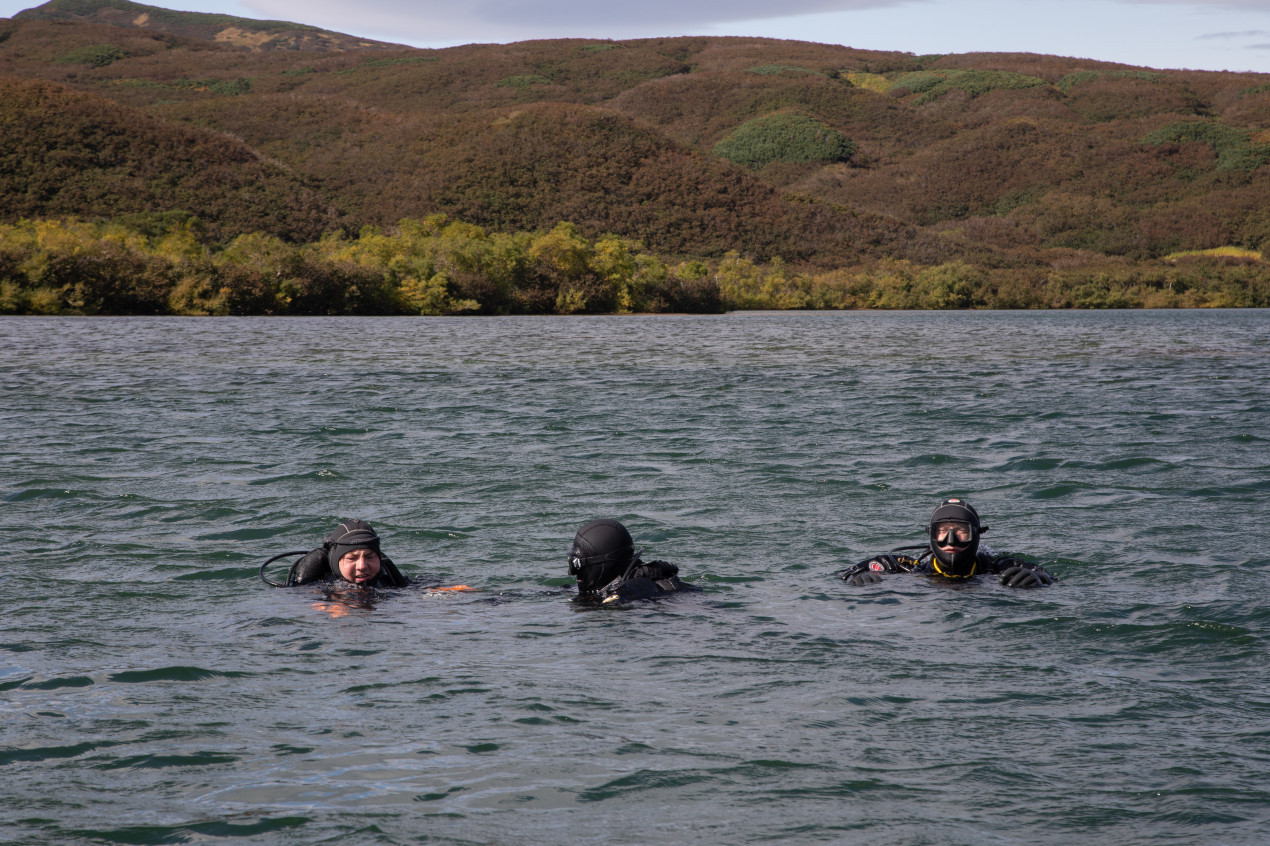 Divers examined the plane lying at the bottom of the lake and picked up some of the pilot's belongings. Photo: Vera Kostamo