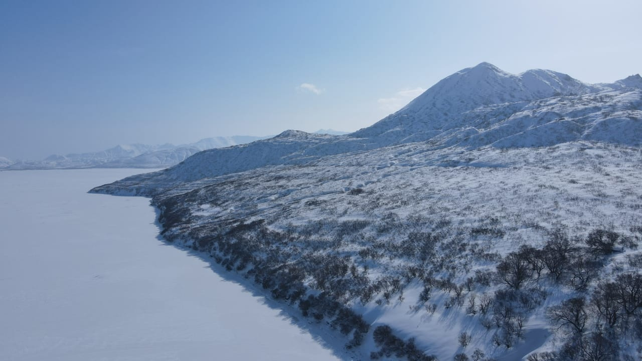 Лёд сковал Курильское озеро. Фото: Лиана Варавская / Кроноцкий заповедник