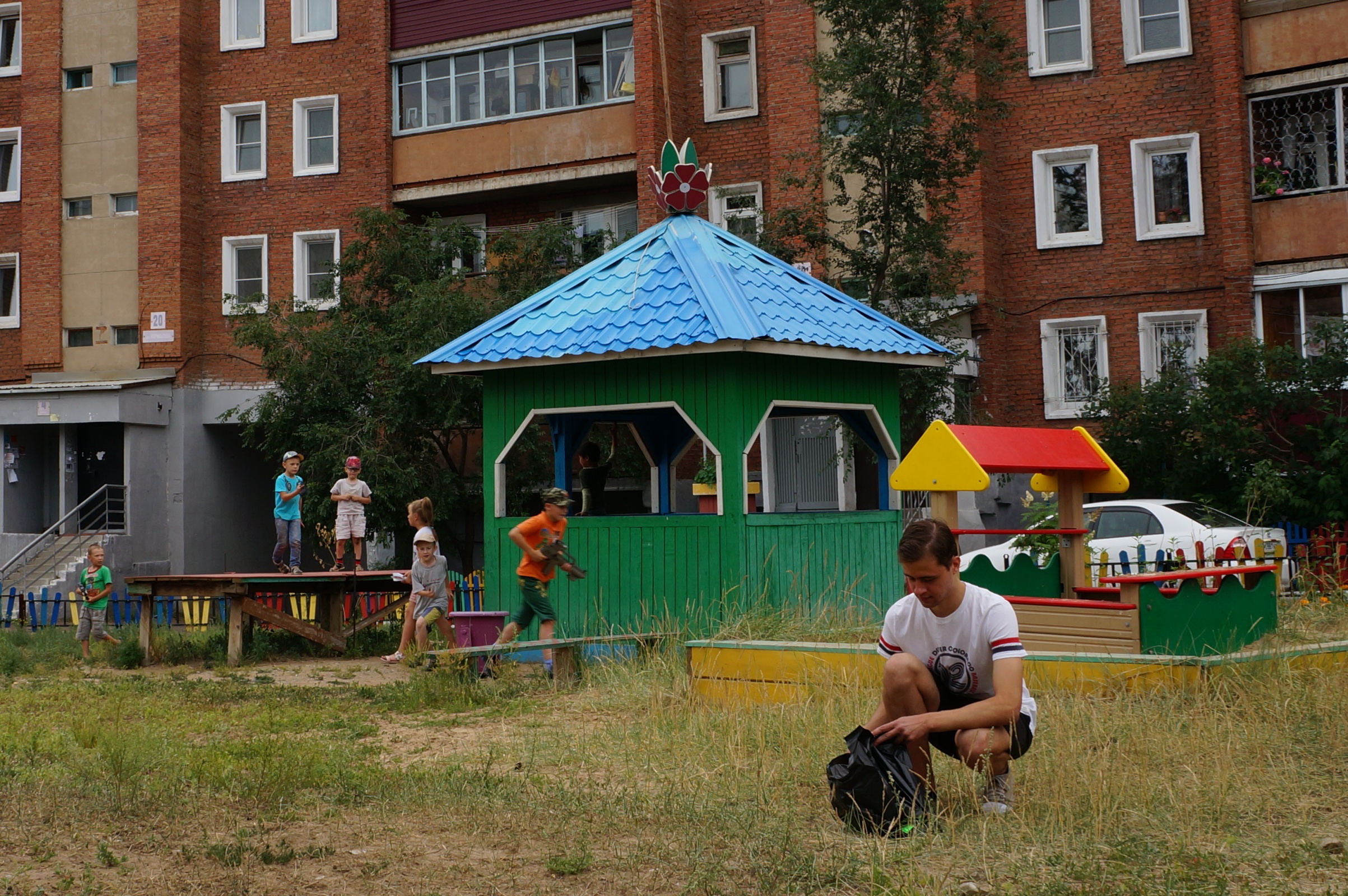 Отбор пробы почвы на детской площадке здания, известного в Улан-Удэ как «Пентагон» (на фото И. Корляков)