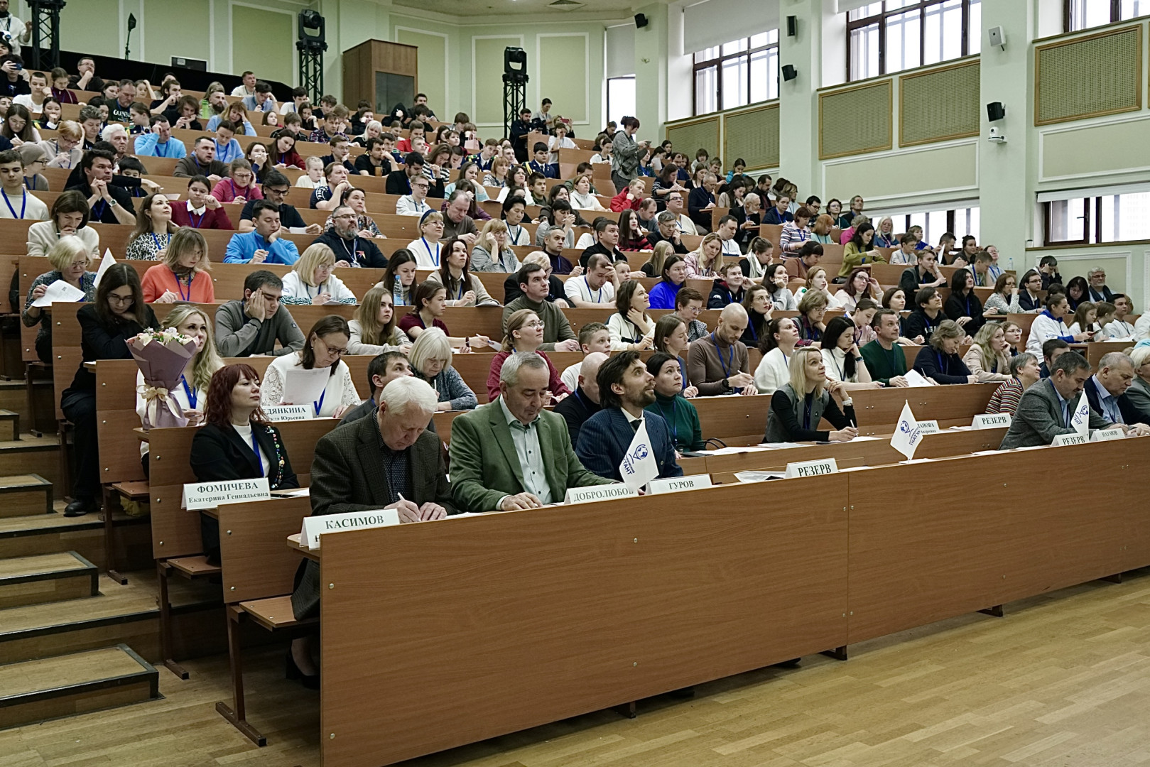 Участники Географического диктанта на центральной площадке. Фото: пресс-служба РГО