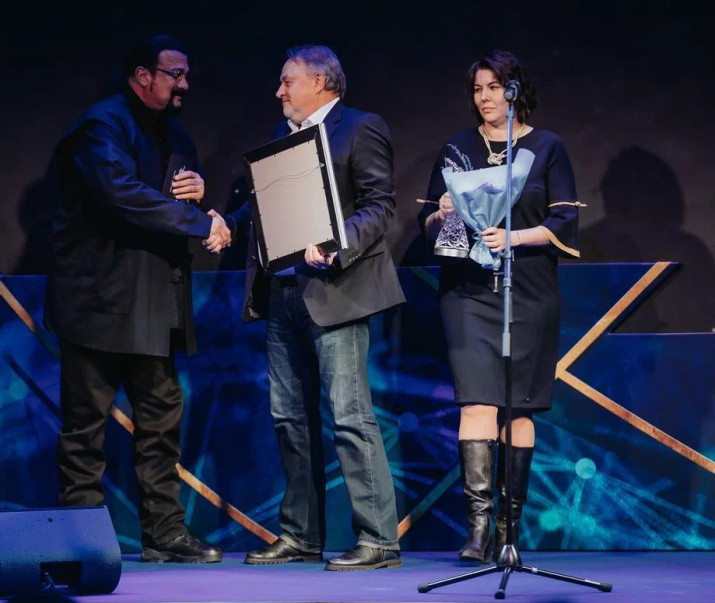 Стивен Сигал вручает награду в номинации «Просвещение». Фото: Дмитрий Чунтул