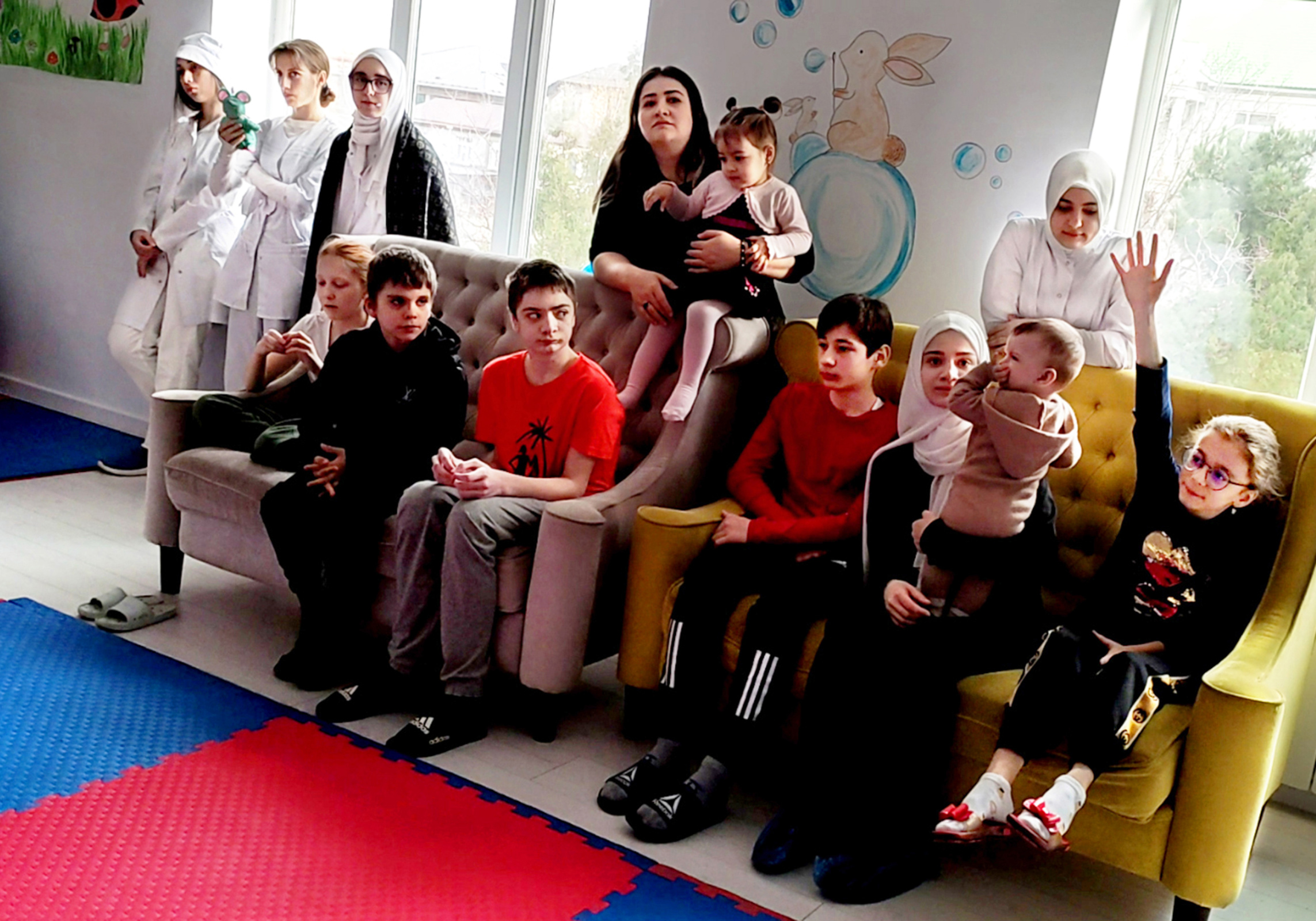 Дети из Реабилитационного центра слушают Зарему Гасанову. Фото: Дагестанское отделение РГО