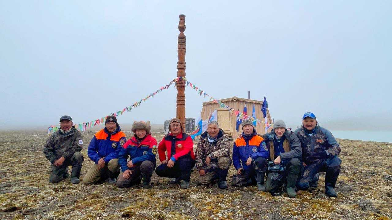 Участники экспедиции установили балаган и сэргэ — коновязь. Фото предоставлено участниками экспедиции