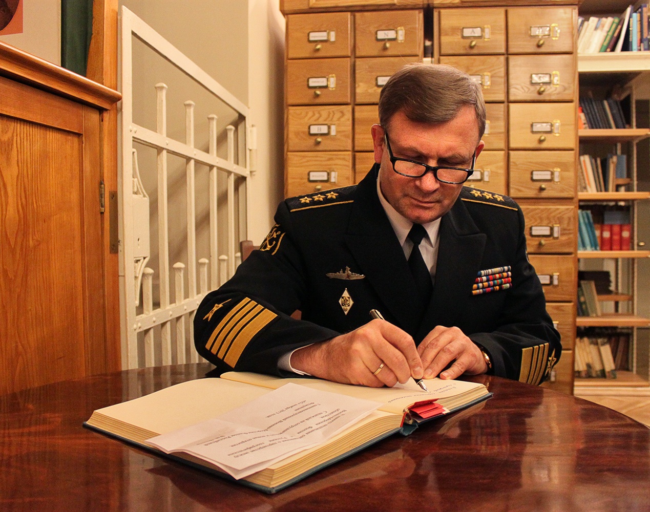 Главком ВМФ России В.В. Чирков оставляет запись в Книге почетных гостей Общества