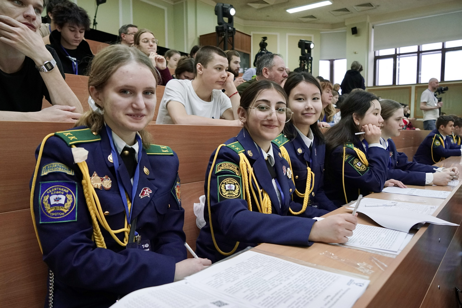 Участники Географического диктанта на центральной площадке. Фото: пресс-служба РГО