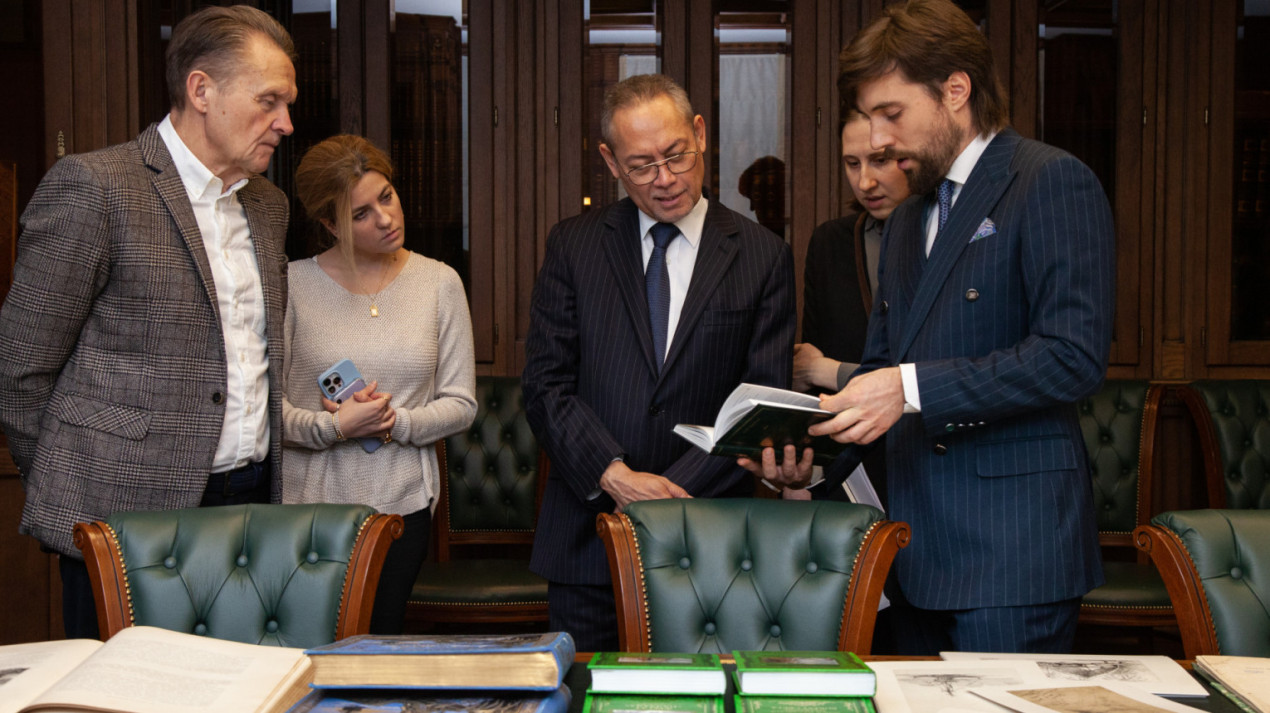 Ilya Gurov shows the guests the rarities of the RGS. Photo: Anna Yurgenson / RGS press service