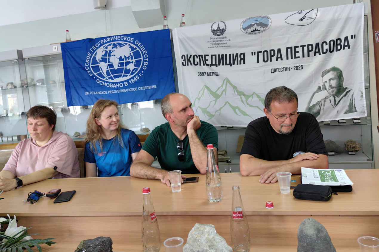 На пресс-конференции.  Фото: Дагестанское республиканское отделение РГО