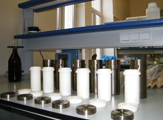 Автоклавные установки, используемые для разложения проб растений и последующего анализа элементного состава. Фото: Иван Семенков