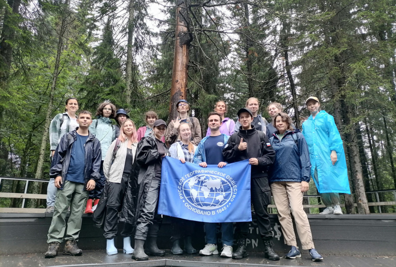 Участники смены проекта «Заповедное дело РГО» в природном парке «Самаровский чугас». Фото: Мария Сушина