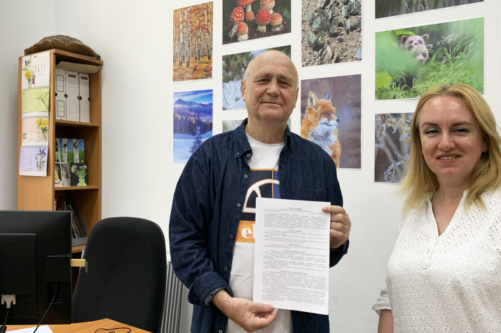 Э.М. Эльдаров и В.В. Юферева с подписанным договором. Фото: Дагестанское отделение РГО