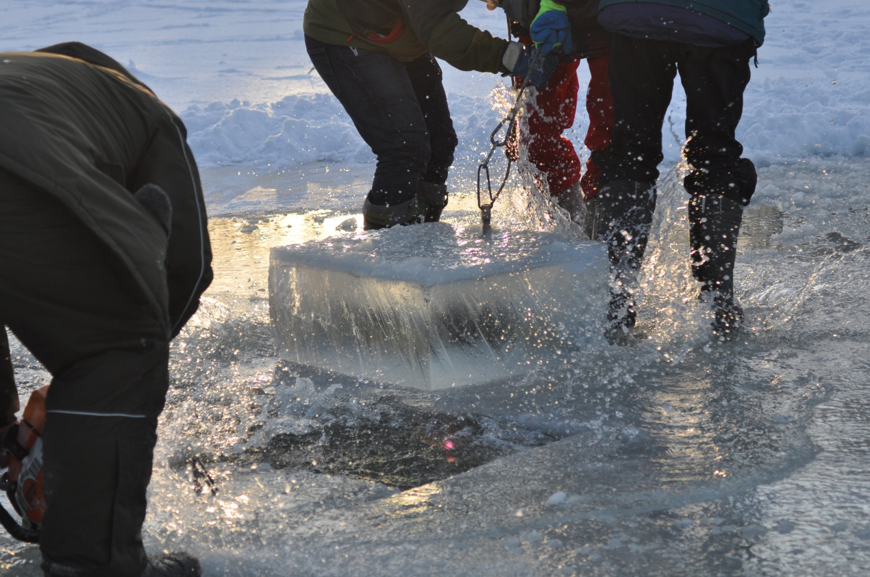 Preparation of the ice hole. Photo provided by the expedition members