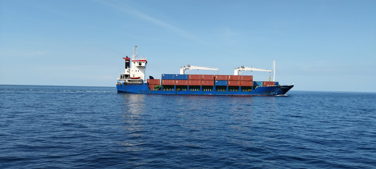 The cargo ship has passed by. Photos of the expedition participants