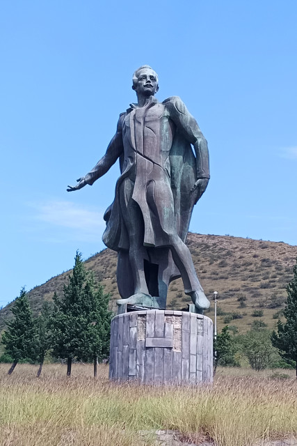 Памятник Лермонтову под горой Джвари. Фото: Андрей Минаев