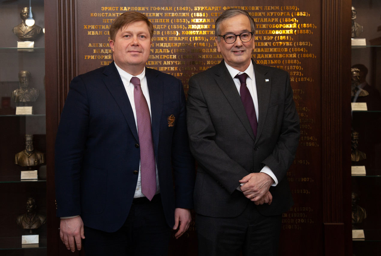 During the meeting, the Argentine delegation got acquainted with rare items from the collections of the RGS. Photo: Anna Yurgenson