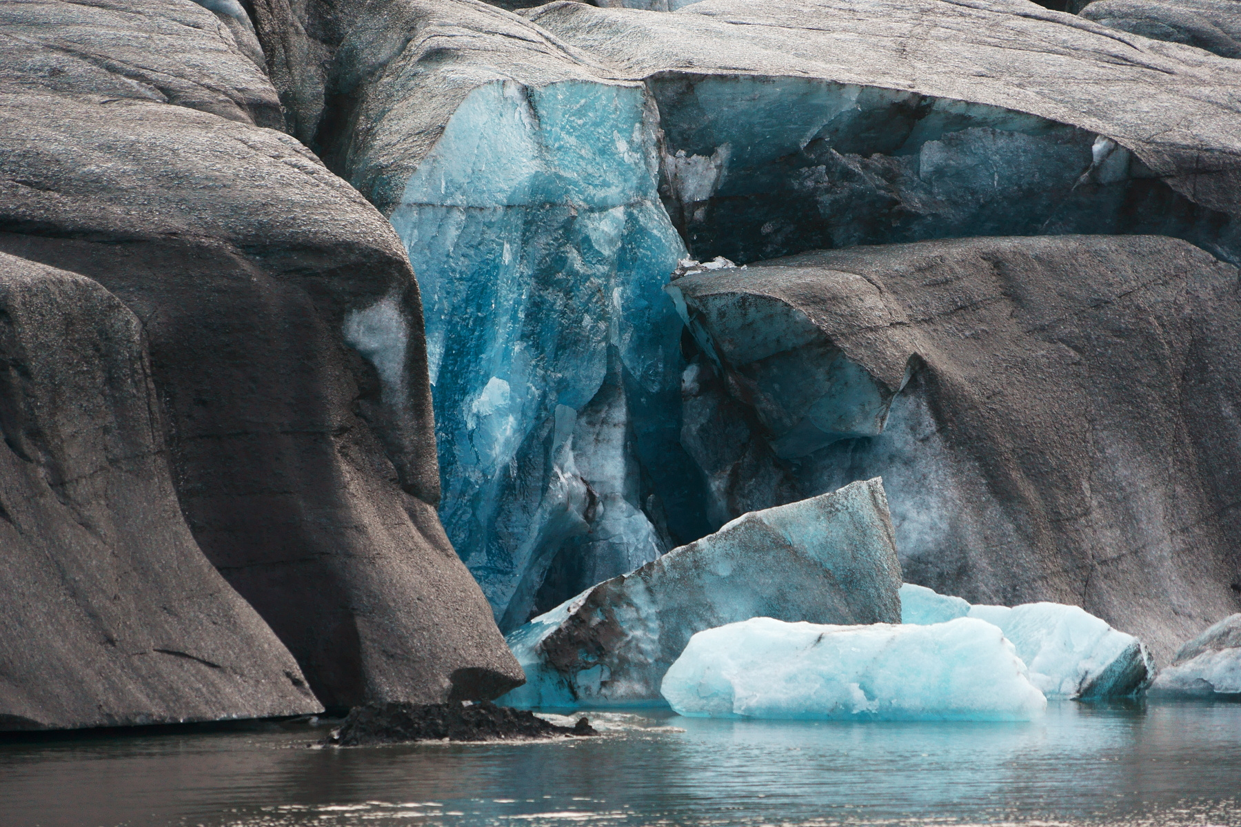 Порой мощные льды приходят в движение. Фото: Владимир Онопко